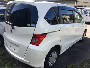 フリード2WD背面