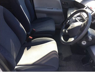 フリード2WD車内